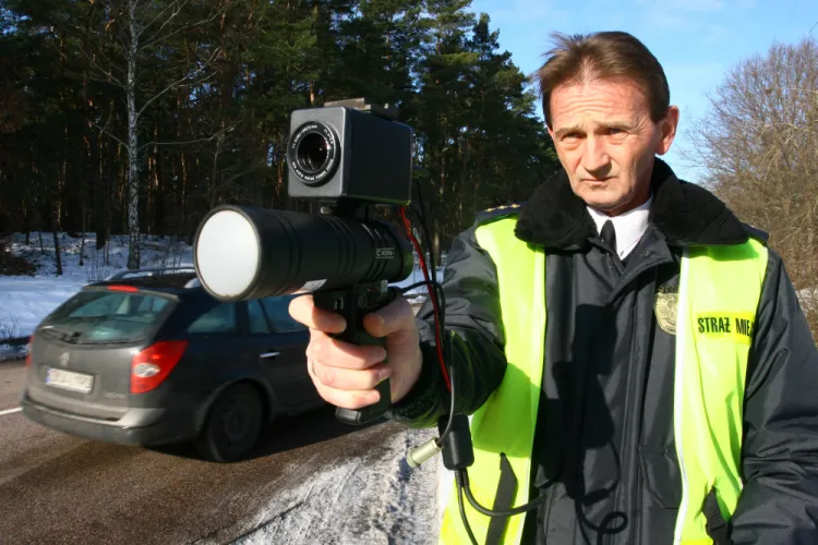 Zdaniem kontrolerów NIK straż miejska używa fotoradarów głównie do łupienia kierowców, a nie do zapewniania bezpieczeństwa na drogach. W Trójmieście jednak strażnicy - co dobrze o nich świadczy - nie używają fotoradarów. Na zdjęciu strażnik ze Świnoujścia.