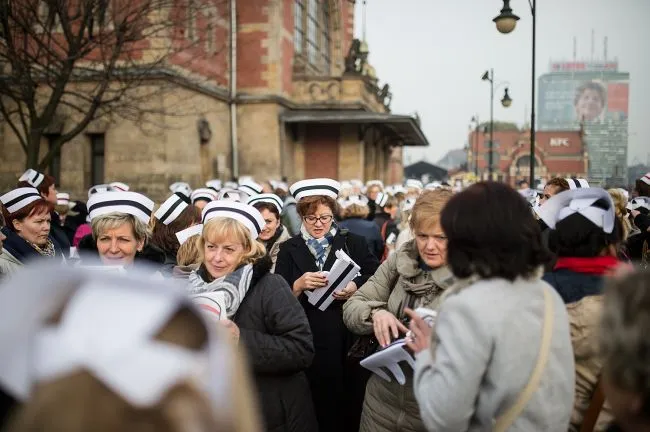 Przed Dworcem Głównym w Gdańsku zebrało się dziś kilkaset strajkujących pielęgniarek, które całym korowodem przeszły w kierunku Urzędu Marszałkowskiego Województwa Pomorskiego.