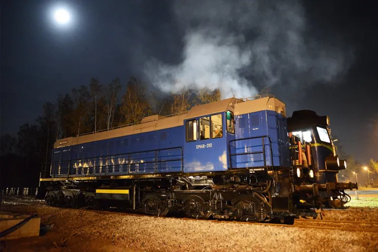 Dwie ważące łącznie 230 ton lokomotywy podczas prób obciążeniowych przejścia na ul. Szybowcowej.