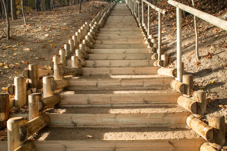 Drewniano-ziemna konstrukcja schodów zastąpiła schody wykonane z nierówno ułożonych płyt nagrobnych.