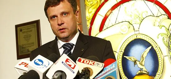 Karnowski stwierdził, że oddaje się do dyspozycji prokuratury. Dodał, że skoro najprawdopodobniej czynności prokuratorskie będą dotyczyły także pracy Urzędu Miasta w Sopocie, udaje się na kilkudniowy urlop.
