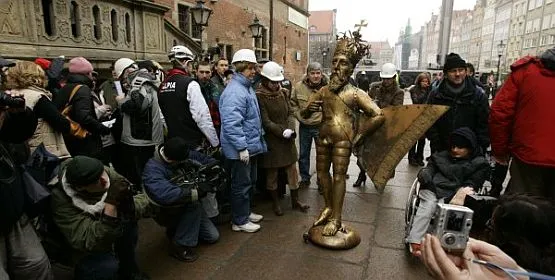 Kiedy w listopadzie zdjęto figurę króla z ratusza Głównego Miasta, pracownicy Muzeum Historycznego Miasta Gdańska zapewniali, że Zygmunt August wróci na swoje miejsce wiosną 2008 r. Dziś nie pamiętają o tych zapowiedziach.