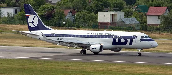 Samolot LOT-u na płycie lotniska w Rębiechowie. 
