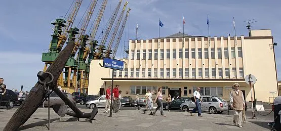 Najbardziej znanym gdyńskim zabytkiem portowym jest reprezentacyjny Dworzec Morski przy ul. Polskiej 1. Powstał w latach 1933-34 do obsługi pasażerskiej linii Gdynia - Ameryka.