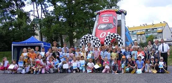Dzieci biorące udział w konkursie "Uwolnić Odblaski".