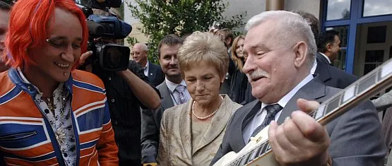 Na imieniny do Wałęsów zapraszani są wszyscy: politycy, muzycy, aktorzy, sportowcy, przyjaciele i wrogowie. W zeszłym roku Michał Wiśniewski podarował byłemu prezydentowi gitarę. 