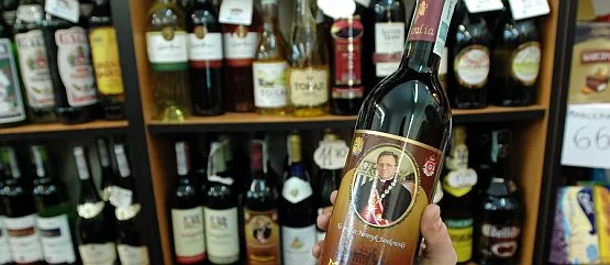 Wizerunek prałata na winie to tylko jeden z wielu kontrowersyjnych pomysłów byłego prezesa Instytutu Mariusza Olchowika i jego współpracowników. 