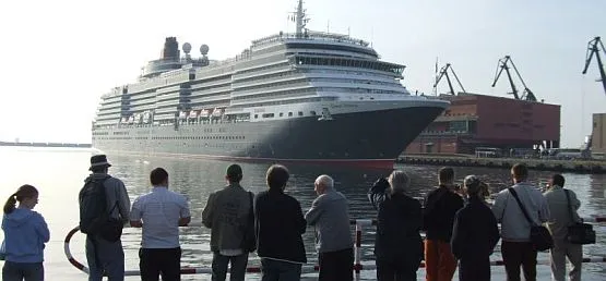 Wpłynięcie statku do Gdyni obserwował tłum miłośników wielkich statków. 