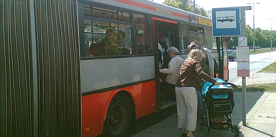 Autobus T5 - linia zastępcza za tramwaje na al. Hallera. Zdaniem naszego czytelnika kursuje niezależnie od rozkładu jazdy.