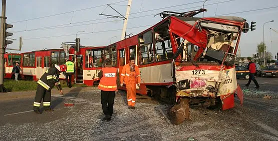 Akcja ratunkowa po wypadku na skrzyżowaniu ul. Wosia Budzysza i mjr Henryka Sucharskiego.
