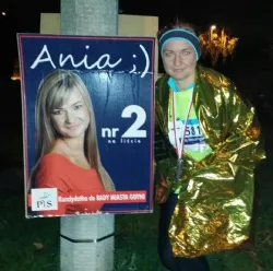 Kandydatka PiS po Biegu Niepodległości przy swoim plakacie.