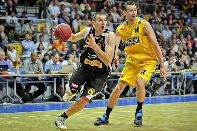 Donatas Motiejunas (z prawej) jest częścią jednej z najlepszych drużyn NBA. Natomiast Fili Dylewicz rozgrywa z PGE Turowem Zgorzelec pierwszy w historii klubu sezon w Eurolidze.