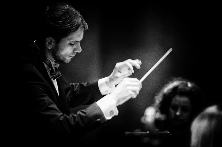 - Praca dyrygenta fascynowała mnie od zawsze - mówi Szymon Morus, pełniący rezydenturę przy Orkiestrze PFB. 