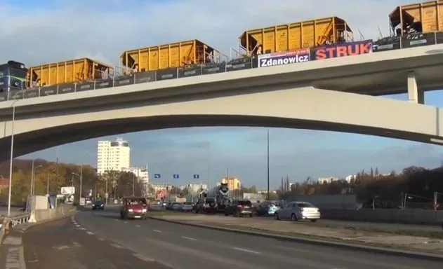 Banery reklamowe na wiadukcie Pomorskiej Kolei Metropolitalnej.