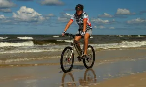 Zdarza się, że cykliści jeżdżą po plaży, jednak większość wybiera prowadzenie roweru po piasku lub zakończenie podróży. 