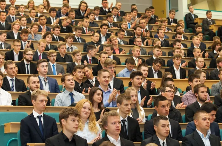 Studia wyższe w dalszym ciągu cieszą się dużym zainteresowaniem - samą Politechnikę Gdańską w roku akademickim 2012/2013 opuściło ponad 2 tys. magistrów. Na zdjęciu studenci Wydziału Elektrotechniki i Automatyki podczas inauguracji roku akademickiego 2013/2014 r.