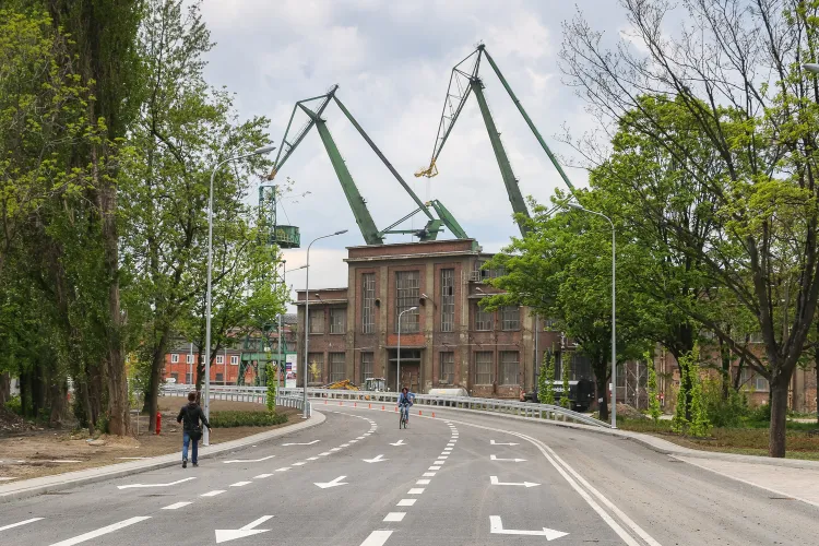 Powstanie ulicy Nowej Wałowej było warunkiem niezbędnym do zabudowy na terenach postoczniowych. W centralnej części zdjęcia widać obiekty na terenie Drewnicy.