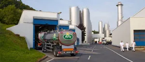Arla Foods jest spółdzielnią mleczarską skupiającą 13,5 tys. rolników, zatrudniającą ponad 18 tys. pracowników na całym świecie.