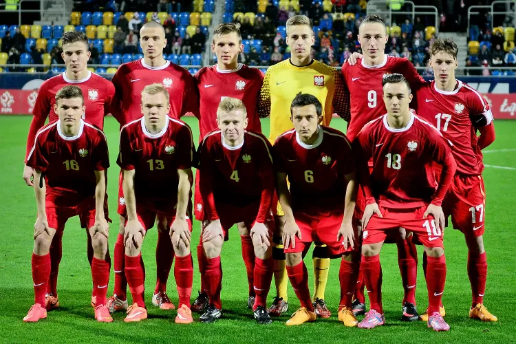 Reprezentacja Polski do lat 18 dwukrotnie przegrała, z bilansem bramkowym 3:7 z Anglią, która w tym roczniku jest mistrzem Europy. Na zdjęciu wyjściowa "11" z pierwszego spotkania. 
