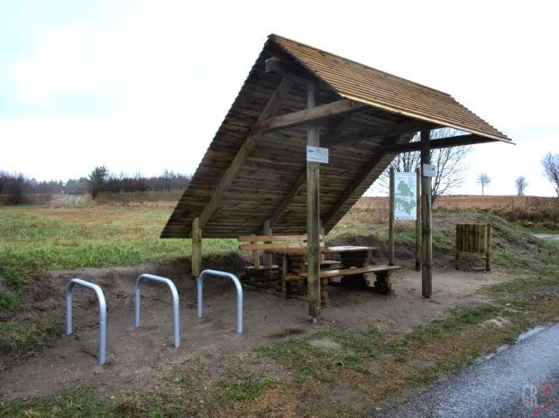Miejsce odpoczynkowe na szlaku rowerowym z poprawnymi stojakami rowerowymi