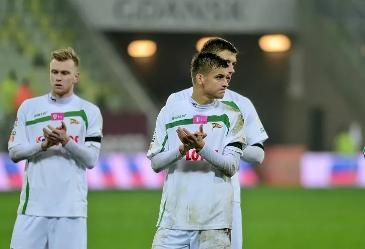 Kevin Friesenbichler (z lewej) w meczu młodzieżowej reprezentacji Austrii doznał urazu, Adam Dźwigała zagrał w drugiej połowie przegranego spotkani kadry U-20 z Niemcami, a Rafał Janicki (w tle) musi jeszcze poczekać na debiut w seniorskiej kadrze. 