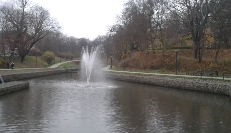 Obecnie trwają testy nowej fontanny w zbiorniku retencyjnym przy ul. Nowe Ogrody.