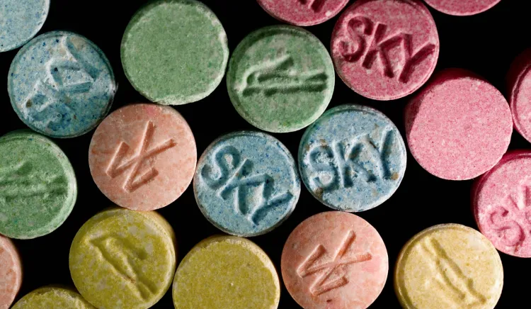 Według prokuratury grupa kierowana przez "Kiryła" zajmowała się m.in. przerzutem tabletek ecstasy do Stanów Zjednoczonych. W ramach śledztwa w Polsce pojawili się amerykańscy agenci antynarkotykowi (DEA), którzy dokonali kontrolowanych zakupów tabletek.