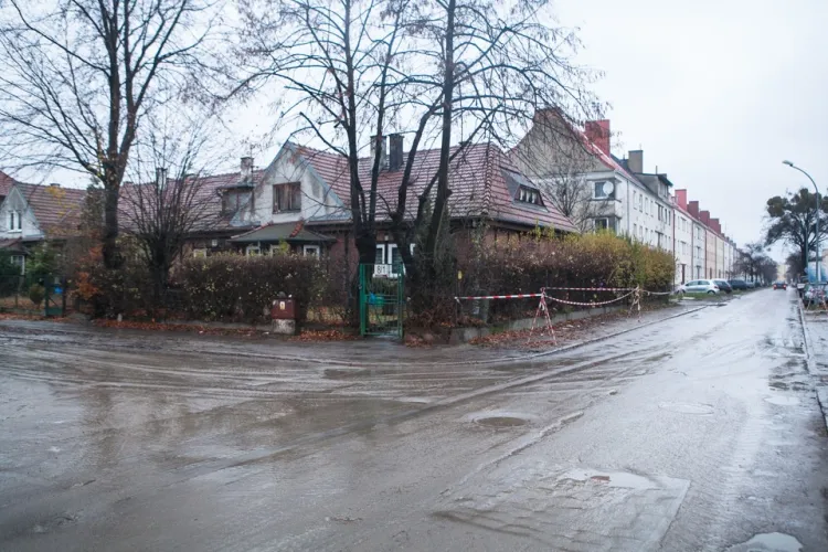 Ulica Kilińskiego w Gdańsku. Choć mieszkańcy mają dokładnie dwa kroki z domów do tej ulicy, nie mogli współdecydować o jej przyszłym wyglądzie. Przyszłe oblicze wybrali urzędnicy.