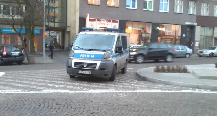 Radiowóz zaparkował na ulicy 24 listopada ok. godz. 14:15.