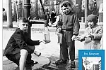 Śmigus-dyngus w Gdyni. Dzieci przy pompie na rogu Skweru Kościuszki i ul. Świętojańskiej napełniają butelki z wodą. Zdjęcie z lat 50.