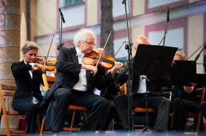 "Zawodowstwo" muzyków klasycznych, grających na co dzień w renomowanych orkiestrach z reguły nie budzi zastrzeżeń.