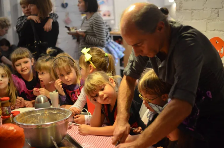 W ten weekend odbędzie się sporo zabaw andrzejkowych. W Ciuciubabka Cafe dzieci będą same robić ciasteczka z wróżbą.