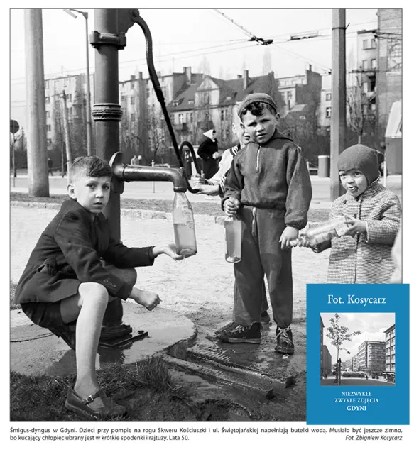 Śmigus-dyngus w Gdyni. Dzieci przy pompie na rogu Skweru Kościuszki i ul. Świętojańskiej napełniają butelki z wodą. Zdjęcie z lat 50.