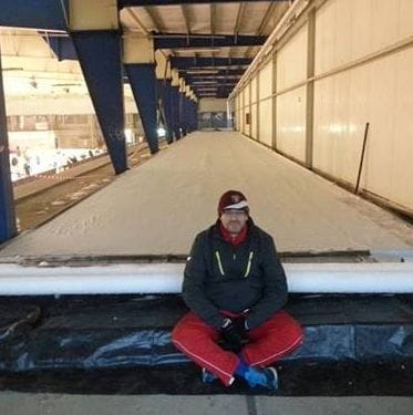 Bartosz Sitkiewicz na budowie toru do curlingu w kompleksie obiektów Hali "Olivia". 