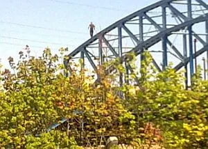 Zdesperowany mężczyzna spacerował po konstrukcji wiaduktu nad torami kolejowymi na Zaspie.