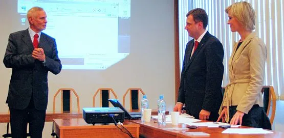 Prof. Stanisław Szwankowski, dziekan Wydziału Ekonomicznego UG nie miał większych zastrzeżeń do rozprawy doktorskiej magistra Jacka Karnowskiego.