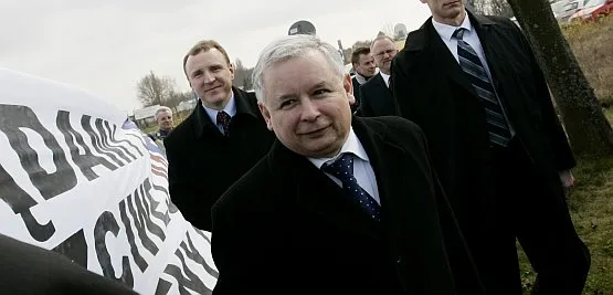 - Domagamy się, by opłaty za przejazd odcinkiem A1 zostały zredukowane z 27 gorszy za kilometr do co najwyżej 12 groszy - mówił Jarosław Kaczyński w poniedziałek w Łęgowie, koło Pruszcza Gdańskiego.