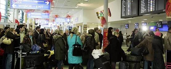Wśród tłumów pasażerów na lotnisku w Rębiechowie są i tacy, którzy do pobytu w przestworzach się nie nadają. 