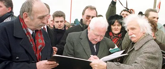 Ryszard Kaczorowski wpisuje się do księgi pamiątkowej na uroczystościach zaślubin Polski z morzem w 2000 roku.  
