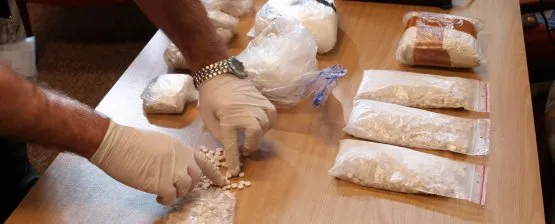 W mieszkaniu zatrzymanego znaleziono 820 g heroiny, około 1,5 kg amfetaminy i ponad 4 tysiące sztuk tabletek extasy.