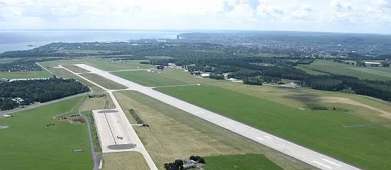 Lotnisko w Gdyni: już wkrótce może się okazać, czy na tym położonym tuż nad wodą pasie będą lądować cywile samoloty.