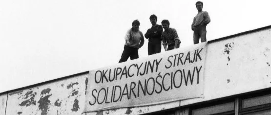Studenci na dachu jednego z wydziałów UG podczas strajku w maju 1988 r.