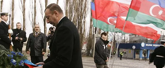 Prezydent Azerbejdżanu składa wieniec przed Pomnikiem Poległych Stoczniowców.