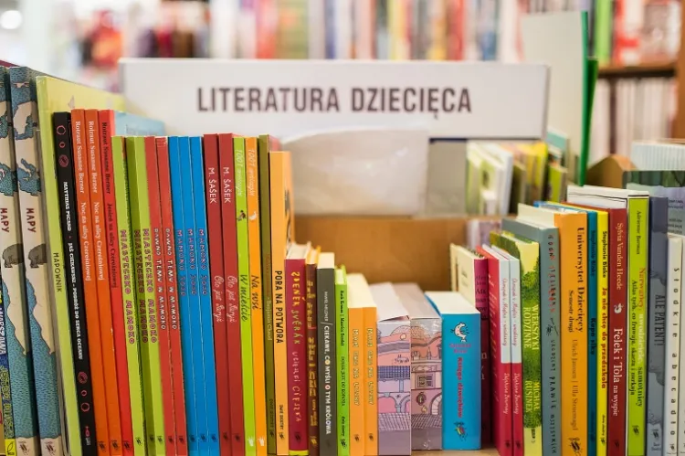 W trójmiejskich księgarniach nie brakuje nowości wydawniczych dla dzieci w różnym wieku, a także książek o Mikołaju, zimie czy świętach. Na zdjęciu: dział literatury dziecięcej w księgarni "Muza".