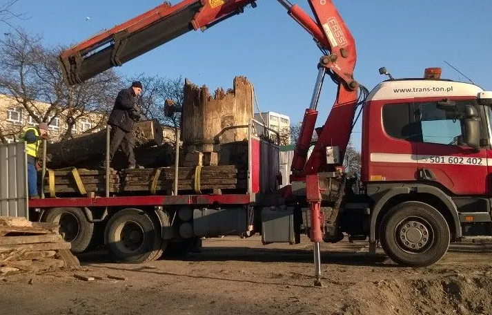 Drewniany wodociąg widoczny na ciężarówce będzie jedną z gdańskich atrakcji turystycznych.