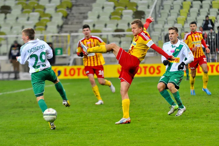 Tomasz Lisowski (w środku) na koncie ma występy m.in. w Koronie Kielce. W sumie rozegrał do tej pory 134 mecze na poziomie ekstraklasy.