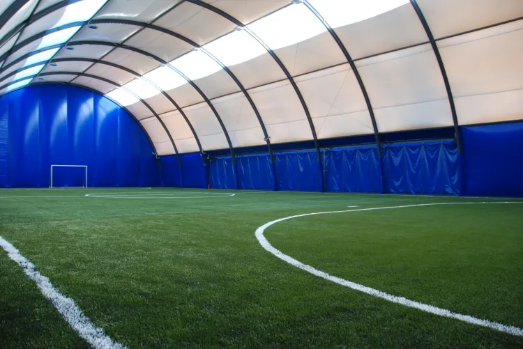 Kryte boisko przy ul. Morskiej wyposażone jest w sztuczną murawę holenderskiej firmy Edel Grass posiadającej certyfikat FIFA2.