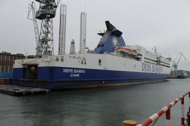 Jednostka należy do serii czterech statków wybudowanych w latach 2001-2002 w stoczni HDW w Kilonii. 