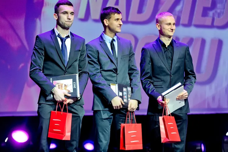 Bartłomiej Pawłowski (z prawej) tytuł nadziei gdańskiego sportu otrzymał m.in. w towarzystwie 19-letniego Adama Dźwigały (w środku) i 18-letniego Damiana Garbacika (z lewej). Czy ten tercet pomoże Lechii w sobotę zatrzymać Lecha?