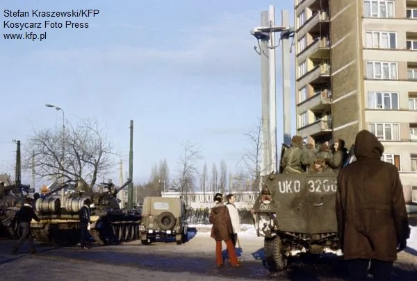 13 grudnia na Placu Solidarności przed Stocznią Gdańską im. Lenina stanęły czołgi i wojskowe transportery opancerzone.